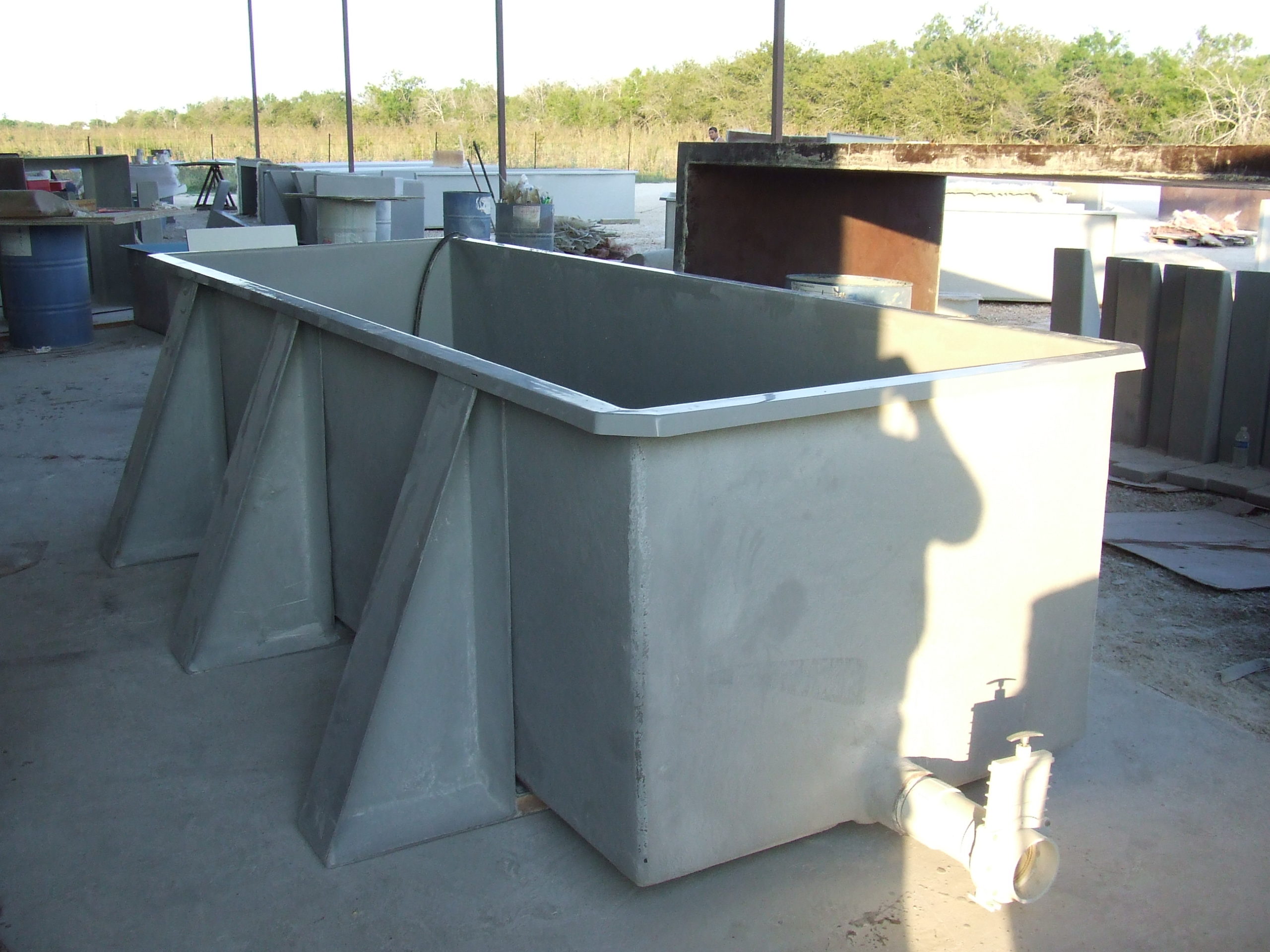 1,075 gal. Rectangular Fiberglass Raceway Tank Hydro Composites, LLC